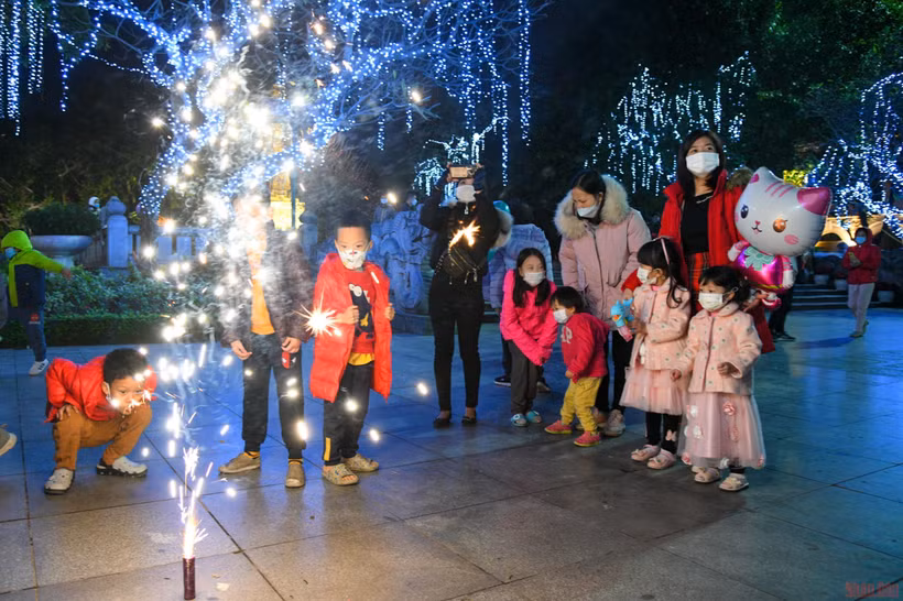 Không khí đón giao thừa tại Tượng đài Lý Thái Tổ, TP Hà Nội. (Ảnh: THÀNH ĐẠT) 