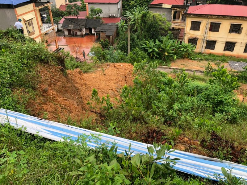 Khu vực Trường tiểu học Hòa Sơn trước nguy cơ lở núi.