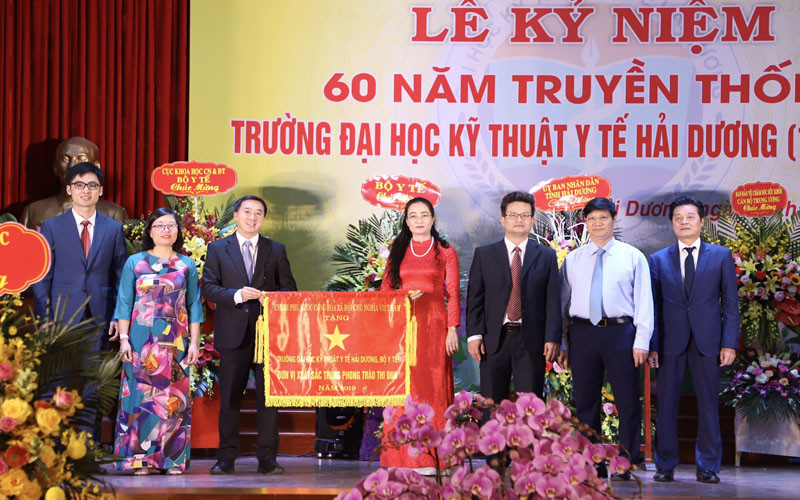 Thừa ủy quyền của Thủ tướng Chính phủ, lãnh đạo Bộ Y tế trao Cờ thi đua của Thủ tướng Chính phủ tặng Trường đại học Kỹ thuật Y tế Hải Dương.