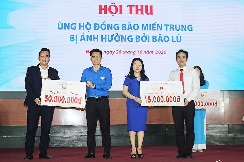 Đại diện Thành đoàn, Hội Sinh viên TP Hà Nội tiếp nhận ủng hộ nhân dân miền trung từ các cơ sở Đoàn, Hội trường đại học, cao đẳng, học viện trên địa bàn Thủ đô.