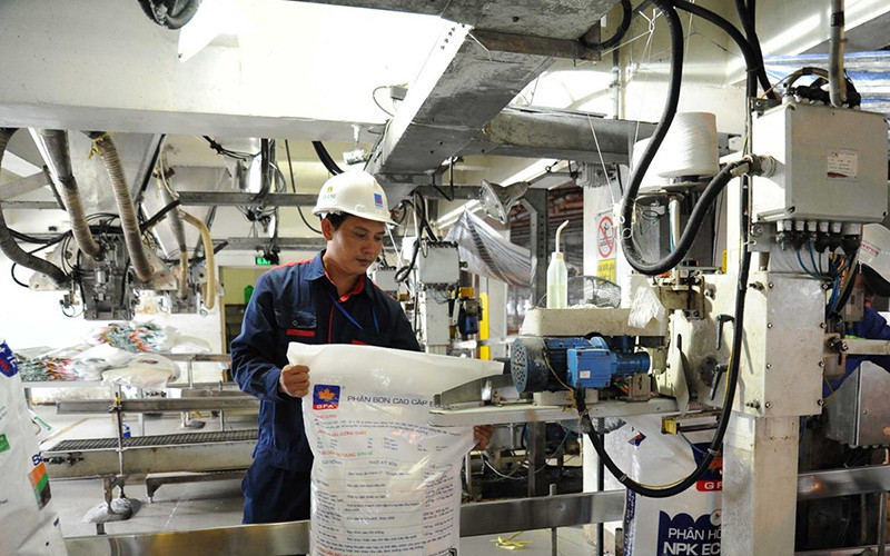 Đóng bao phân đạm trên dây chuyền hiện đại của Công ty cổ phần Phân bón dầu khí Cà Mau. Ảnh: TTXVN