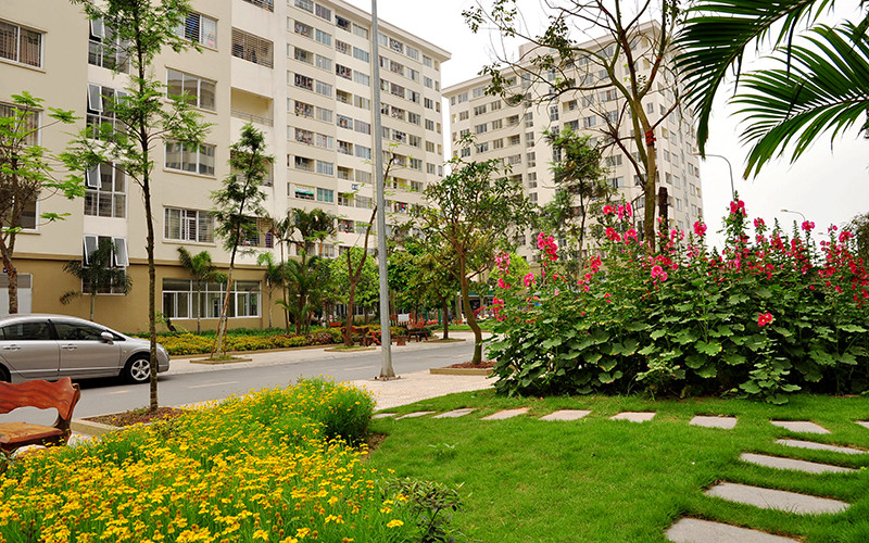 Vườn hoa khu nhà ở xã hội Ðặng Xá, huyện Gia Lâm, thành phố Hà Nội do Tổng công ty Viglacera đầu tư xây dựng.