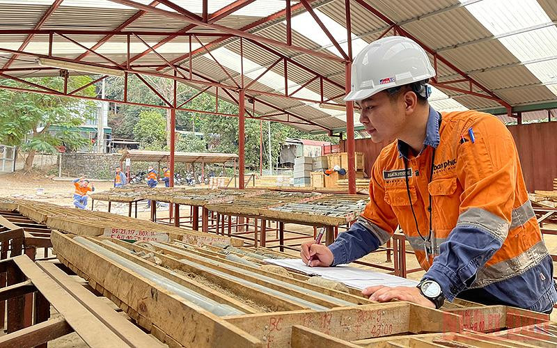 Công nhân lao động tại dây chuyển sản xuất niken ở Bản Phúc, tỉnh Sơn La.