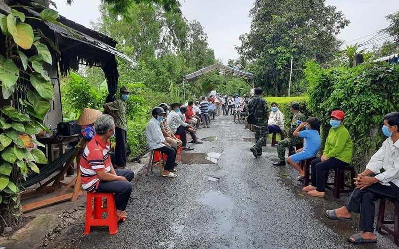 Rất đông lãnh đạo và người dân đến dự dỡ phong tỏa tại xã Mỹ Hạnh Đông (thị xã Cai Lậy), trong đó có đồng chí T.V.T.