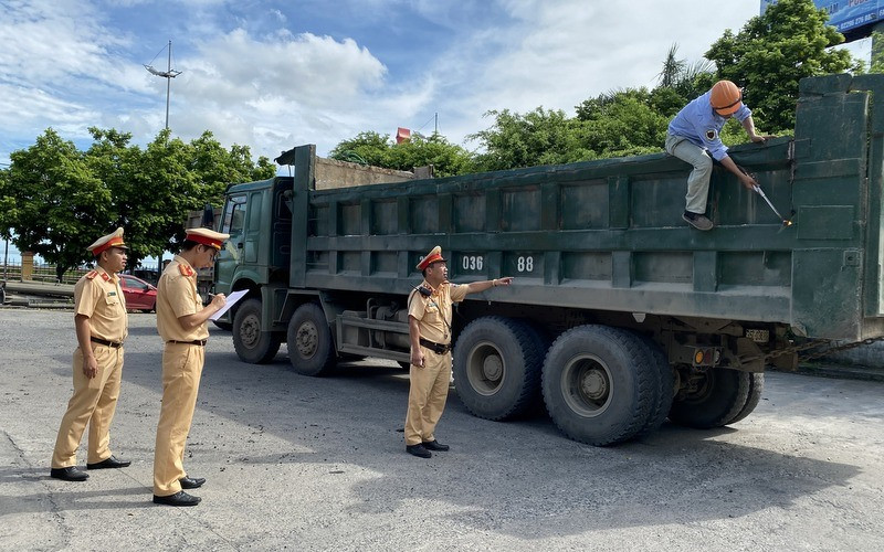 Cán bộ, chiến sĩ Phòng CSGT chỉ đạo xử lý cắt bỏ thành thùng đối với xe vi phạm.