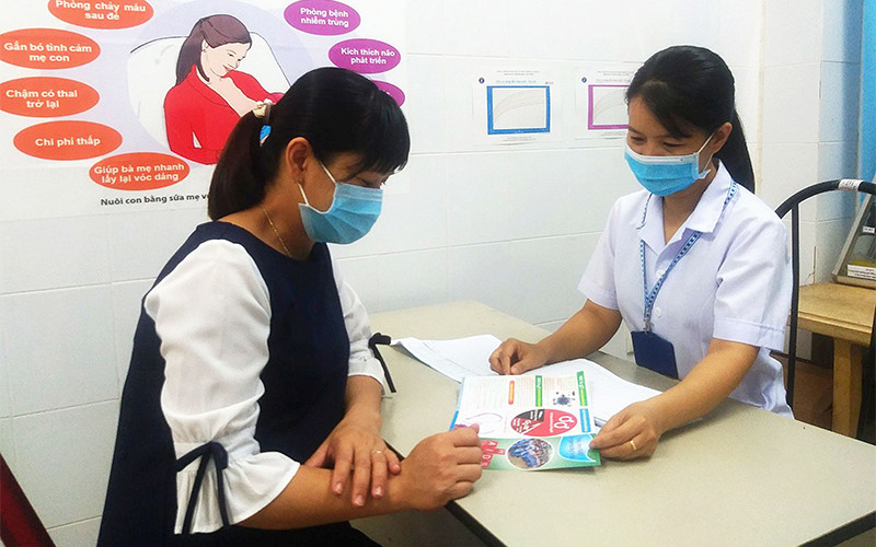 Nhân viên Trung tâm Y tế huyện Phú Giáo (Bình Dương) tư vấn, tuyên truyền phòng, chống HIV/AIDS. Ảnh: KIM HÀ