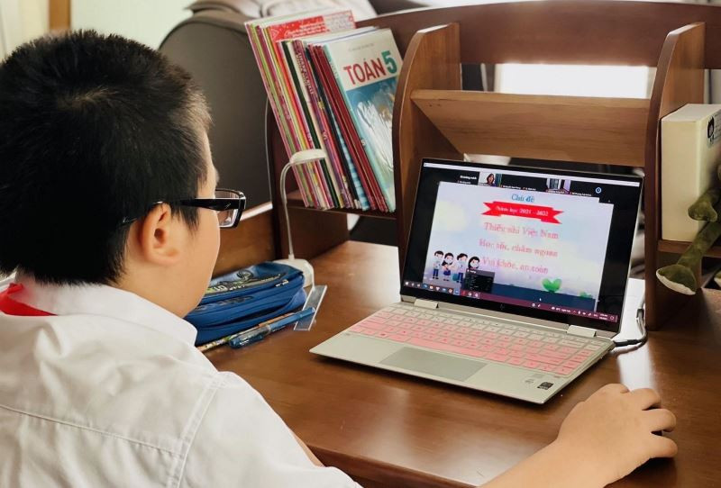 Học sinh học trực tuyến tại nhà trong những ngày nghỉ do dịch Covid-19. (Ảnh: Đăng Anh)