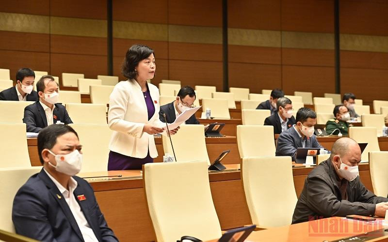 Đại biểu Quốc hội phát biểu trong phiên thảo luận về dự thảo Nghị quyết về chính sách tài khóa, tiền tệ để hỗ trợ Chương trình phục hồi và phát triển kinh tế-xã hội ngày 7/1. (Ảnh: KHOA LINH)