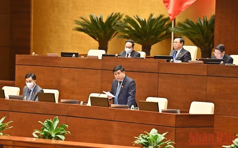 Bộ trưởng Kế hoạch và Đầu tư Nguyễn Chí Dũng giải trình, làm rõ một số vấn đề đại biểu Quốc hội quan tâm. (Ảnh: KHOA LINH)