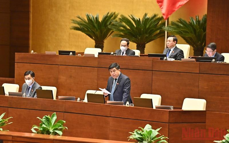 Bộ trưởng Kế hoạch và Đầu tư Nguyễn Chí Dũng giải trình, làm rõ một số vấn đề đại biểu Quốc hội quan tâm. (Ảnh: KHOA LINH)