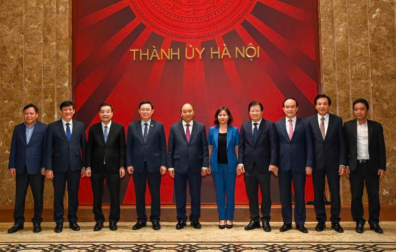 Thủ tướng Nguyễn Xuân Phúc với các đồng chí lãnh đạo chủ chốt TP Hà Nội tại buổi làm việc. 