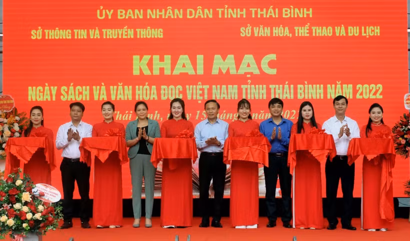 Cắt băng khai mạc Ngày Sách và Văn hóa đọc Việt Nam tại Thái Bình.