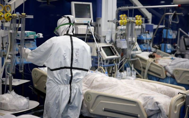 Chăm sóc bệnh nhân mắc Covid-19 tại phòng chăm sóc đặc biệt (ICU) của bệnh viện Pirogov ở Sofia, Bulgaria, ngày 15/10/2021. (Ảnh: Reuters)