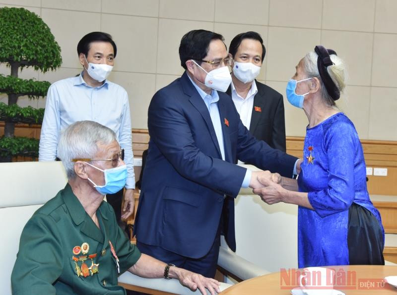 Chiều 24/7, tại trụ sở Chính phủ, Thủ tướng Chính phủ Phạm Minh Chính đã gặp mặt Đoàn đại biểu người có công với cách mạng, thân nhân liệt sĩ tiêu biểu nhân kỷ niệm 74 năm Ngày Thương binh - liệt sĩ. Ảnh: TRẦN HẢI.