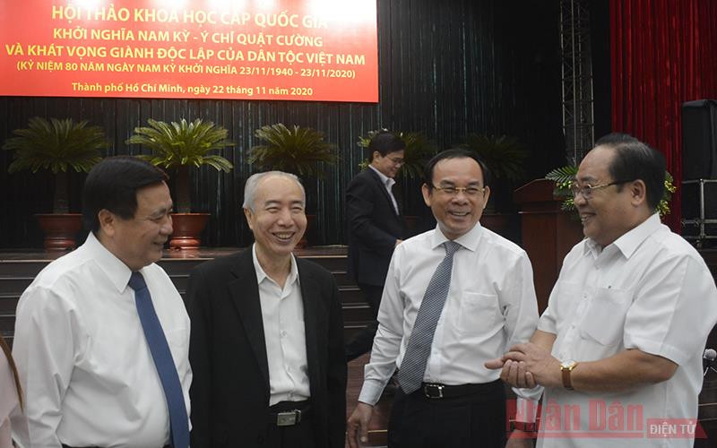 Các đại biểu trao đổi tại hội thảo.