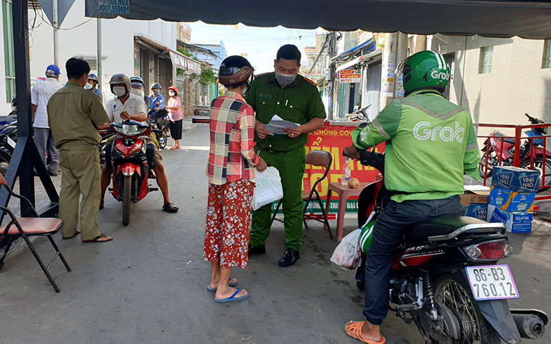 Chốt kiểm soát người và phương tiện ra vào “vùng đỏ” phường Đức Nghĩa, TP Phan Thiết (Bình Thuận).