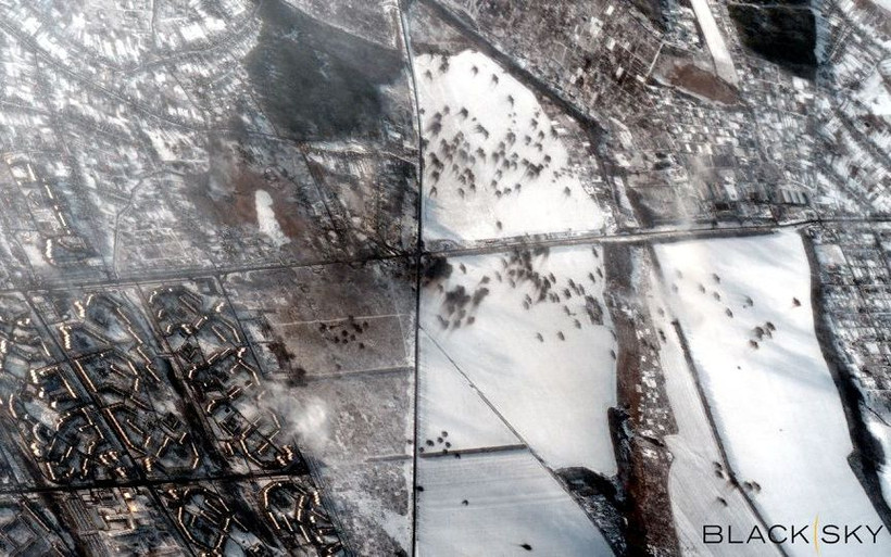 Hình ảnh vệ tinh cho thấy ảnh hưởng của pháo kích trên các cánh đồng trống dọc theo Phố Soborna ở vùng ngoại ô phía đông bắc của Kharkiv, Ukraine, ngày 26/2/2022. Ảnh: BlackSky/REUTERS