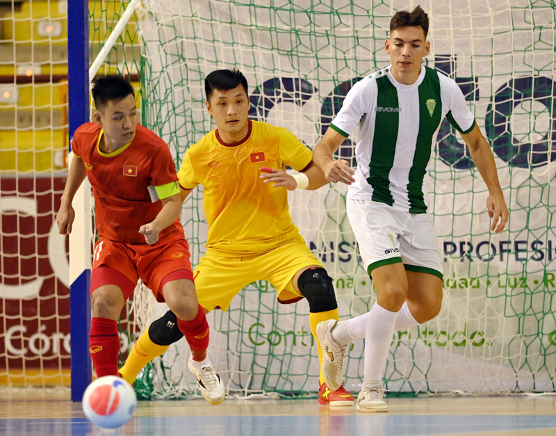 Đội trưởng Trần Văn Vũ trong tình huống cướp bóng từ đối thủ. (Ảnh: VFF)