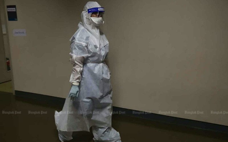 Một nhân viên y tế làm việc tại bệnh viện dã chiến ở sân vận động Bangkok Arena. (Ảnh Bưu điện Bangkok)