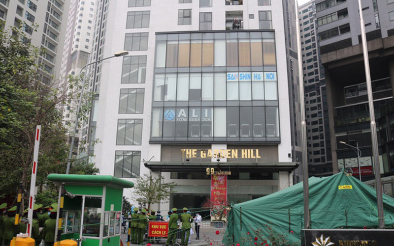 Lực lượng chức năng phong toả toà nhà The Garden Hill, số 99 phố Trần Bình, phường Mỹ Đình 2. Ảnh: KTĐT