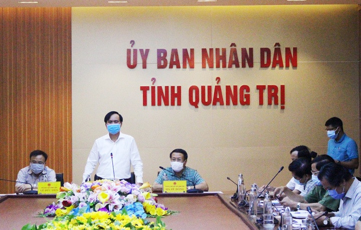 Chủ tịch UBND tỉnh Quảng Trị Võ Văn Hưng cùng hai Phó Chủ tịch tại cuộc họp khẩn về phòng, chống Covid-19.