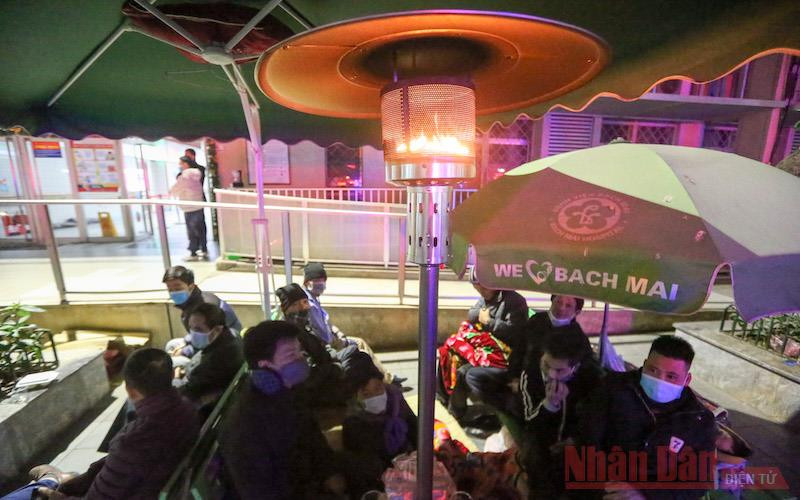 Ấm lòng những cây sưởi ở Bệnh viện Bạch Mai cho người nhà bệnh nhân