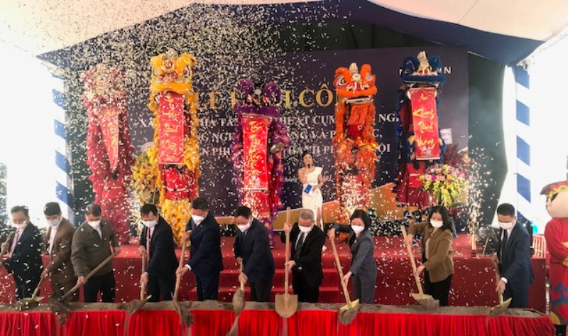 Các đại biểu tham gia lễ khởi công.