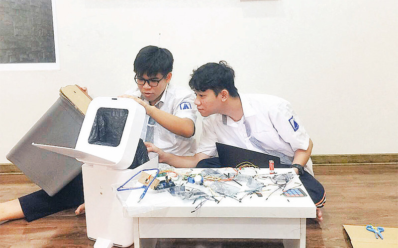 Hai học sinh Ngô Gia Bảo, lớp 11 Toán 1 và Ðỗ Gia Khánh, lớp 11 Tin, Trường THPT chuyên Hà Nội - Amsterdam chế tạo sản phẩm Thùng rác thông minh.