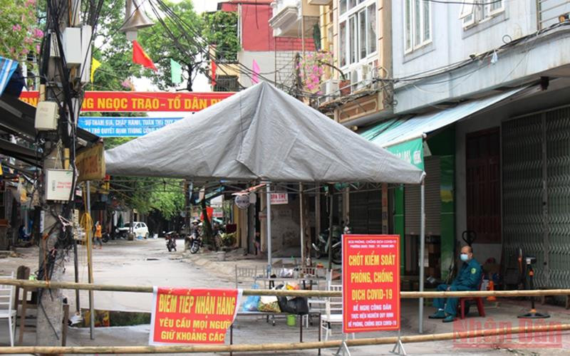 Chốt kiểm soát, phong tỏa tổ dân phố 10, phường Ngọc Trạo, thành phố Thanh Hóa.