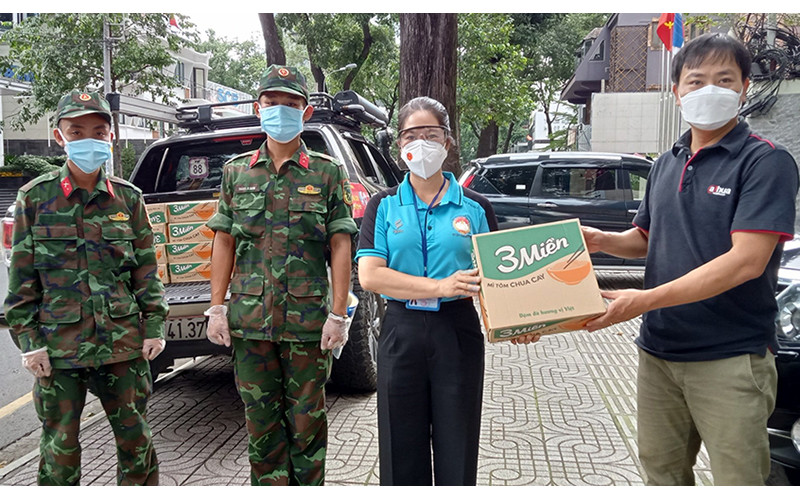 Đại diện các địa phương nhận mì hỗ trợ người dân có hoàn cảnh khó khăn.