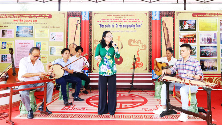 Tài tử “cháy” hết mình trên sân khấu.
