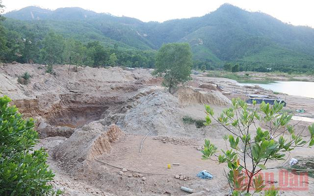 Việc khai thác vàng trái phép tại mỏ vàng Bồng Miêu ảnh hưởng lớn đến môi trường.