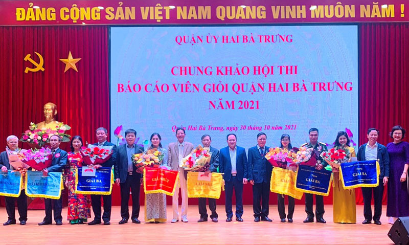 Ban Tổ chức trao giải cho các báo cáo viên. (Ảnh: NGỌC HIỆP)