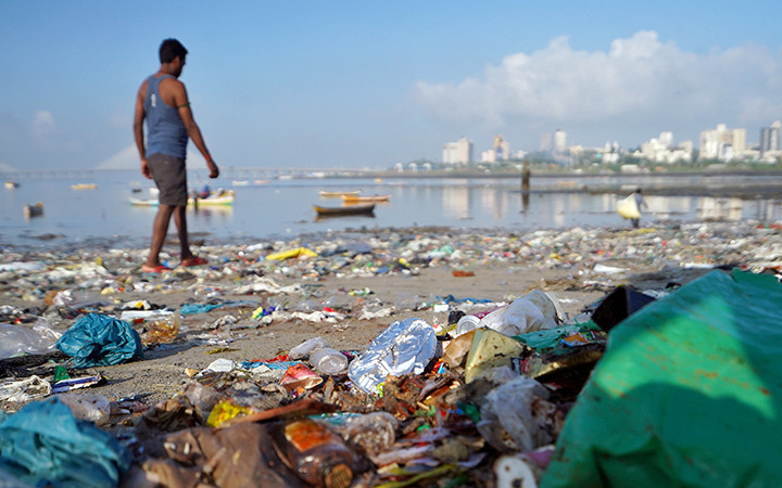 Rác thải nhựa trôi dạt gây ô nhiễm các bờ biển. (Ảnh REUTERS)