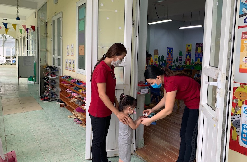 Đón trẻ tới lớp (Ảnh minh hoạ: THU TRÀ)