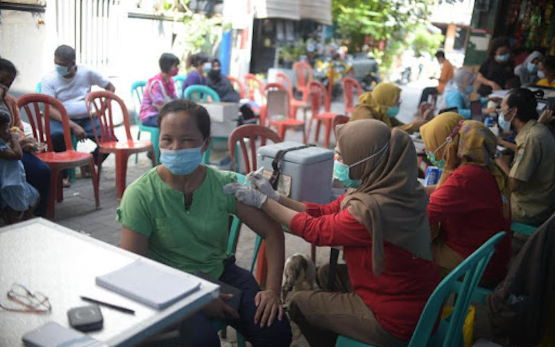 Tiêm vaccine phòng Covid-19 cho người dân tại Jakarta, Indonesia, ngày 10/5/2021. (Ảnh: Xinhua)