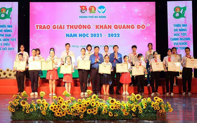 Vinh danh các cá nhân đạt giải thưởng “Khăn quàng đỏ”.