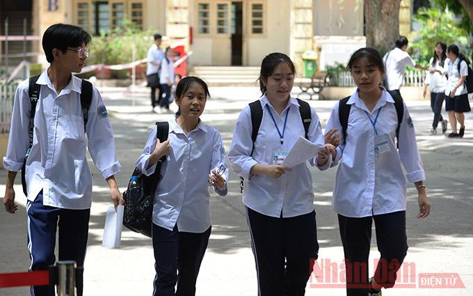 Các thí sinh sau buổi thi môn Toán tại điểm thi Trường THPT Việt Đức (quận Hoàn Kiếm).