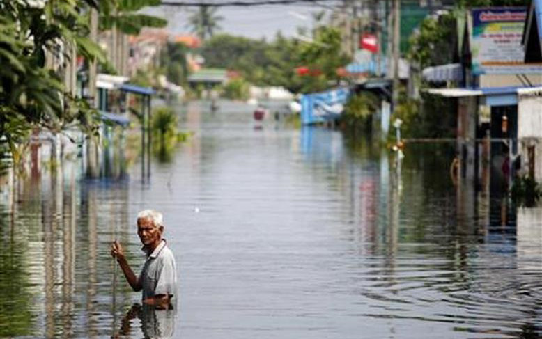 Lũ lụt gây ảnh hưởng tới cuộc sống của nhiều người dân Thái Lan. (Ảnh: Reuters)
