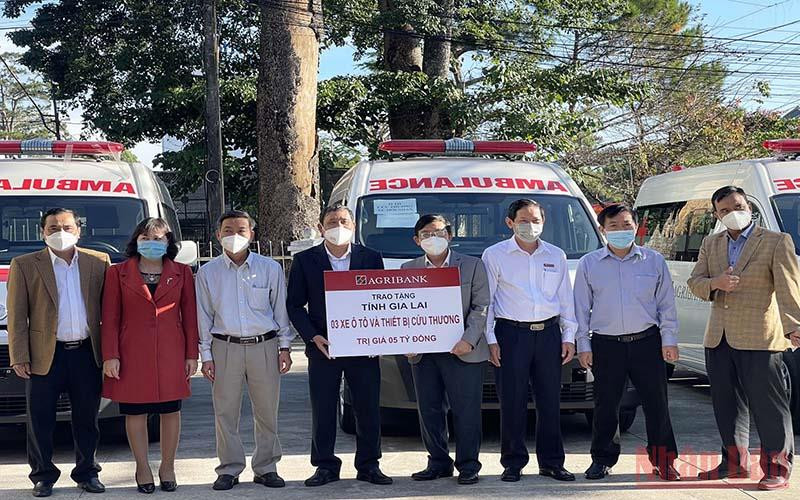 Agribank Gia Lai trao tặng 3 xe cứu thương cho ngành Y tế tỉnh Gia Lai. 