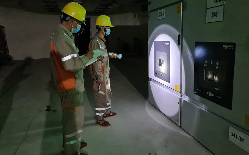 Công nhân đội Quản lý vận hành lưới điện Công ty Điện lực Điện Biên thực hiện thao tác cắt máy.