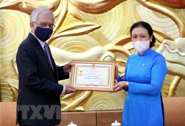 Chủ tịch Liên hiệp các tổ chức hữu nghị Việt Nam Nguyễn Phương Nga trao Kỷ niệm chương Vì hòa bình, hữu nghị giữa các dân tộc tặng ngài Kamal Malhotra. (Ảnh: TTXVN)