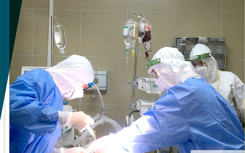 Các bác sĩ mổ lấy thai cho sản phụ bị suy hô hấp do Covid-19.