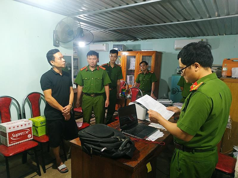 Khám xét nơi làm việc của đối tượng Nguyễn Chí Công. 