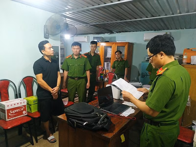 Khám xét nơi làm việc của đối tượng Nguyễn Chí Công. 