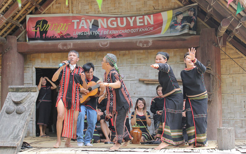 Chương trình điểm nhấn của tháng 10 là các hoạt động “Tiếng gọi đại ngàn” của đồng bào Tây Nguyên (Ảnh: Làng VHDLDT Việt Nam)