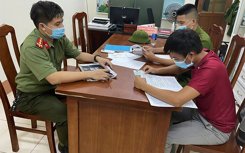 Công an huyện Bố Trạch (Quảng Bình) làm việc với ông L.Q.D.