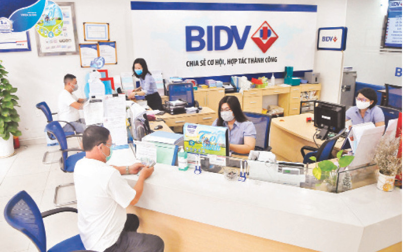 Khách hàng giao dịch vay vốn tại một ngân hàng trên địa bàn thành phố.