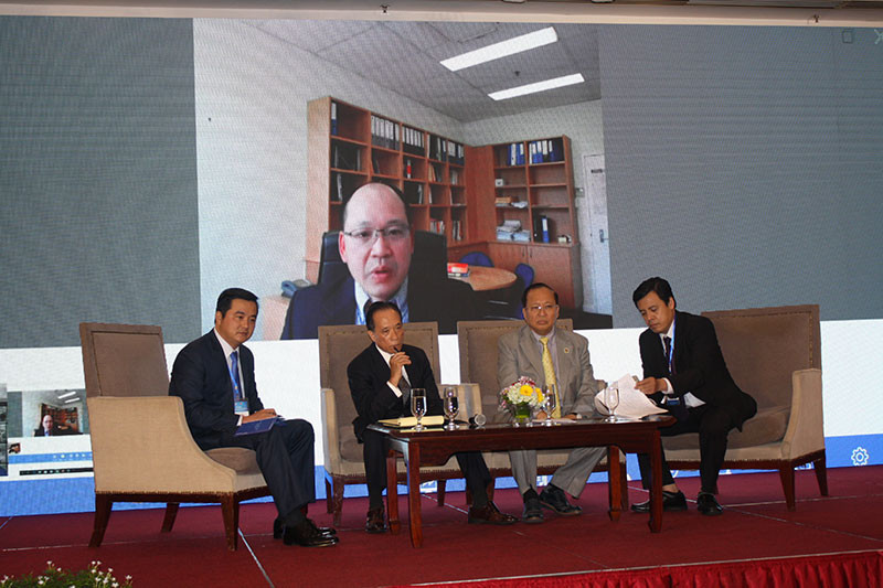 Các đại biểu thảo luật các ý kiến tại hội nghị.