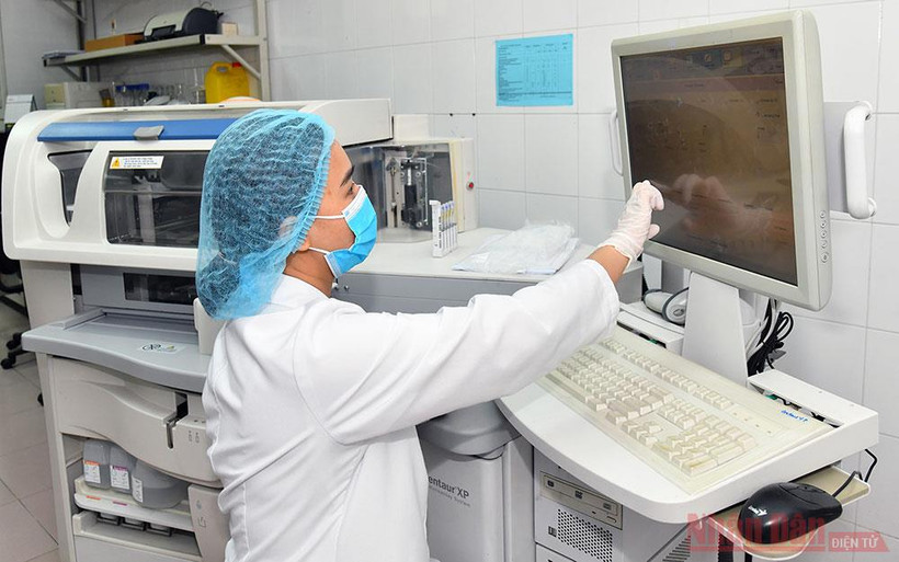 Nghiên cứu vacccine Nanocovax tại Học viện Quân y. Ảnh: DUY LINH